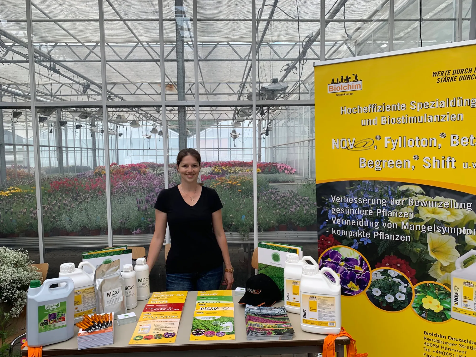 Sabrina Lampert am Biolchim-Beratungsstand mit MiCo-Produkten im Gewächshaus