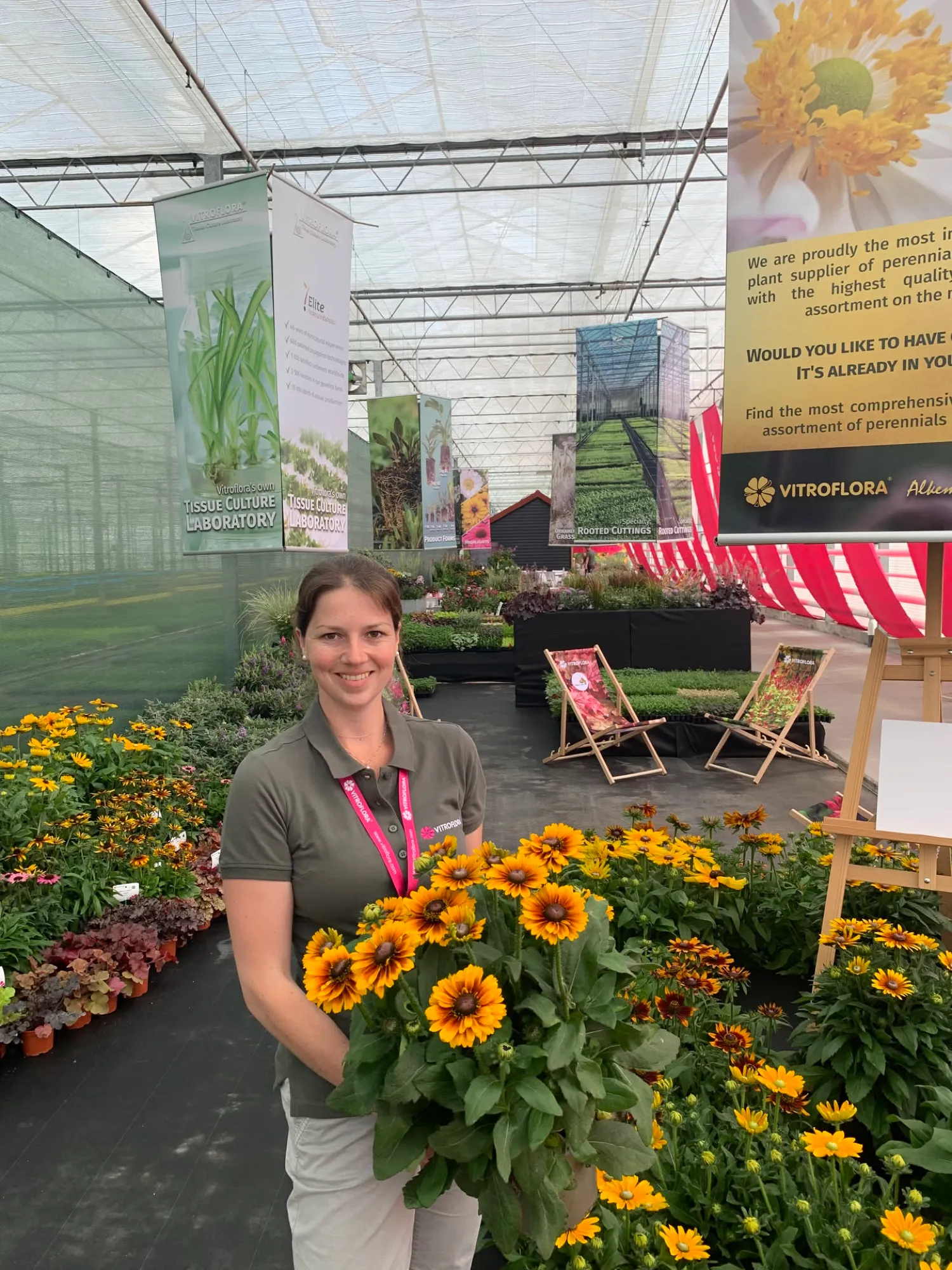 Sabrina Lampert mit einer Rudbeckia im Vitroflora-Schaugewächshaus
