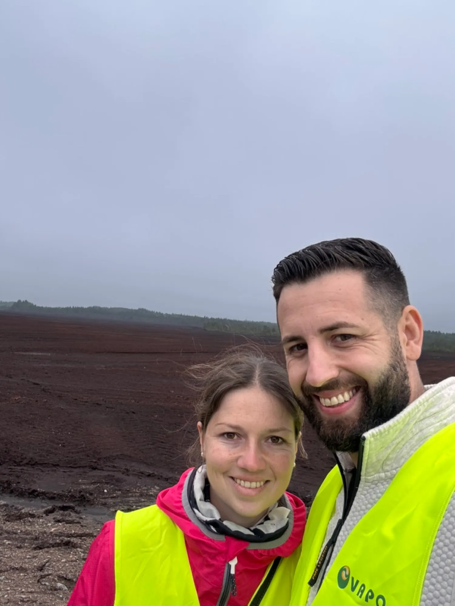 Sabrina Lampert und Frederik Schulte in Warnwesten auf einem Torffeld in Finnland